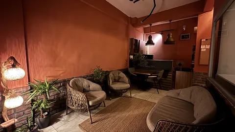 Stüdyonun dinlenme alanı — koltuklar ve loş aydınlatma